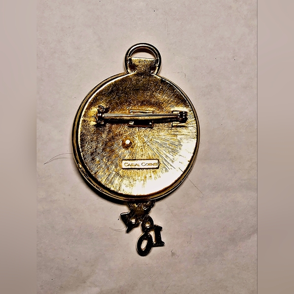 Casual Corner 1990s gold clock is running out time is fleeting waits for no man - Picture 3 of 7